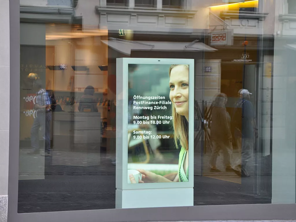 DynaScan High Brightness LCDs in retail store